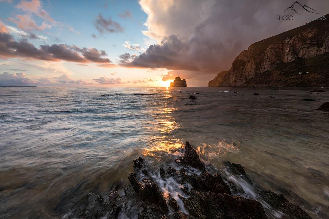 La roca "Pan di Zucchero" en Cerdeña al atardecer