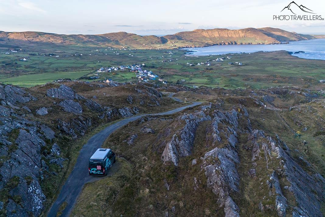 Notre camping-car roadsurfer sur une étroite route de montagne en Irlande