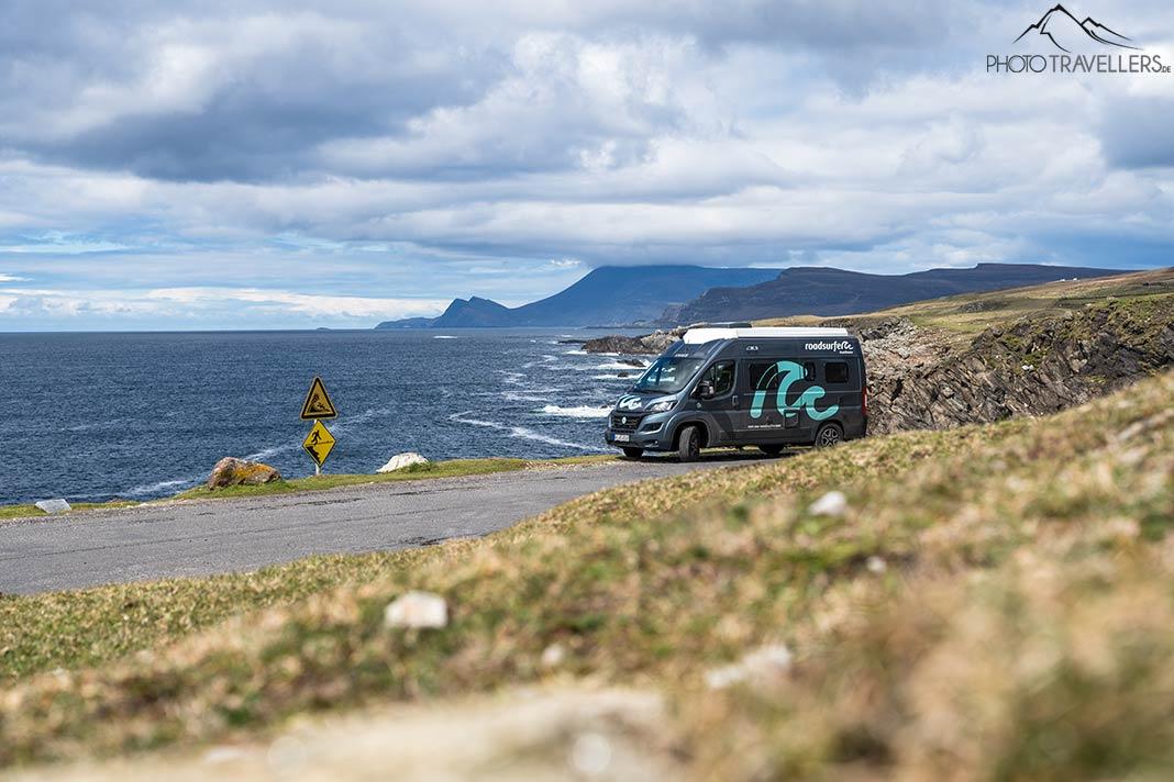 Un camping-car roadsurfer sur la côte irlandaise
