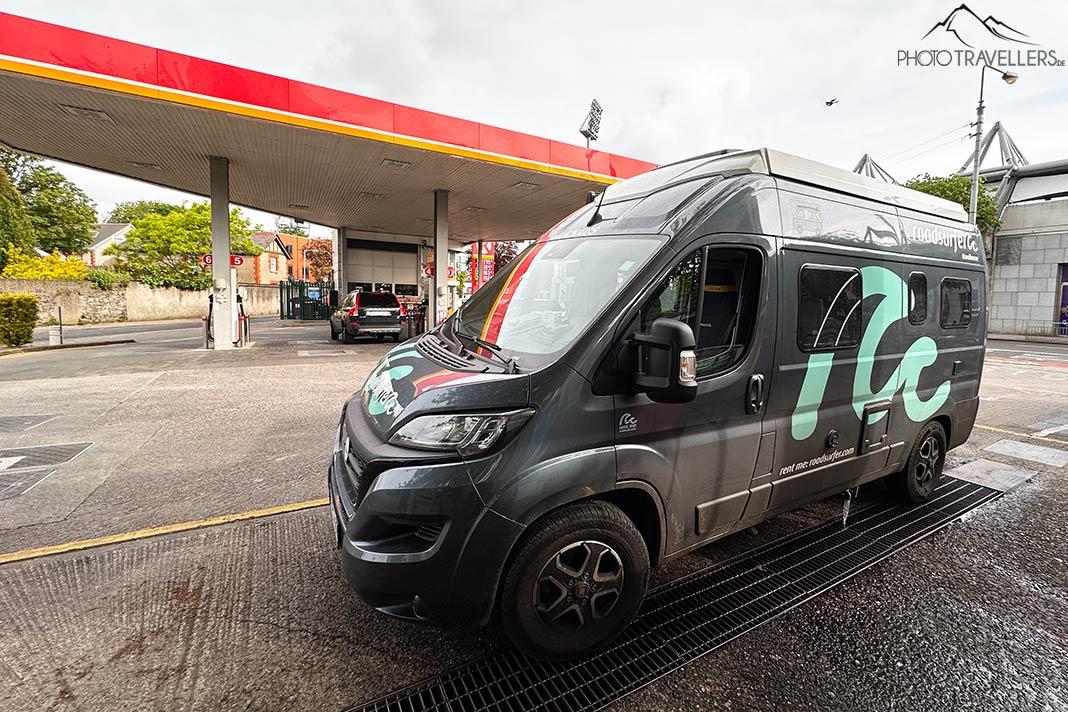 Notre camping-car roadsurfer vidangeant les eaux usées à une station-service