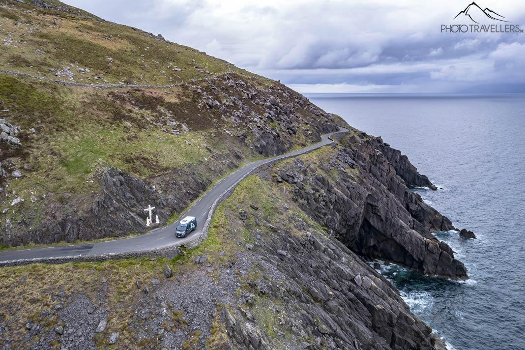 Notre camping-car roadsurfer sur une route côtière étroite en Irlande