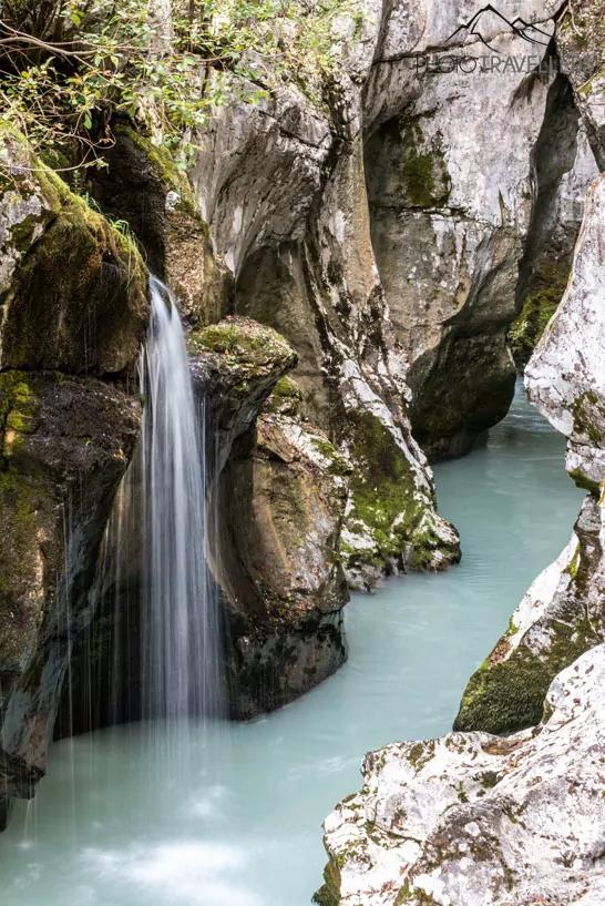 Uma cachoeira no grande desfiladeiro do Soča