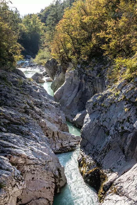 O Soča flui no desfiladeiro Krsovec entre rochas estreitas