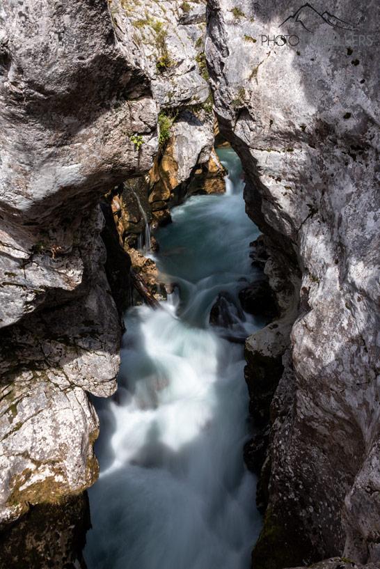 Água corrente no grande desfiladeiro do Soča