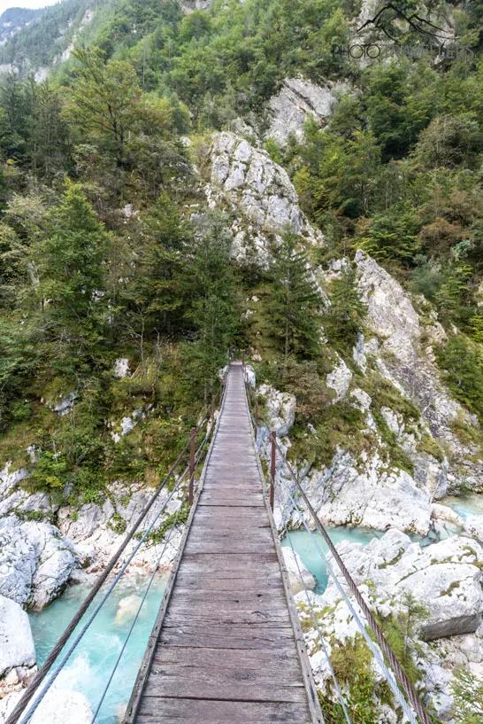 Uma ponte suspensa sobre o rio Soča
