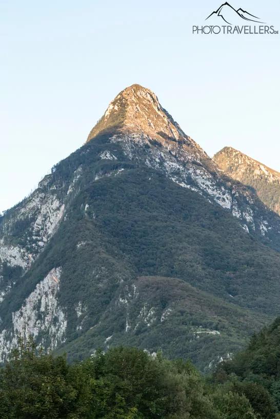 Pico da montanha iluminada ao entardecer