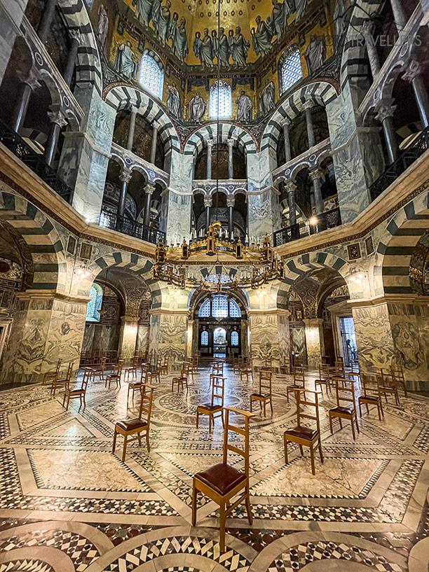 À l'intérieur de la cathédrale d'Aix-la-Chapelle