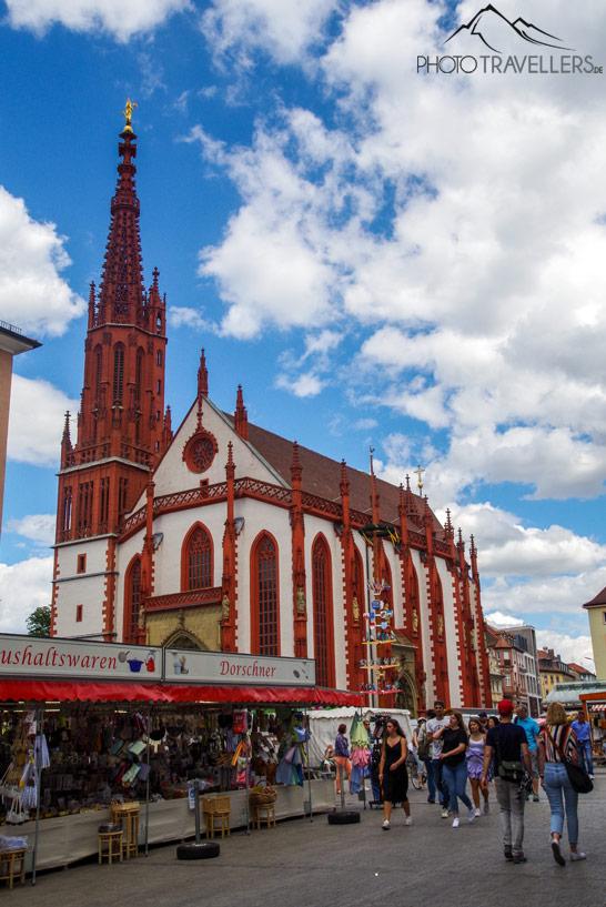 La iglesia de Santa María de colores rojo y blanco en la plaza del mercado
