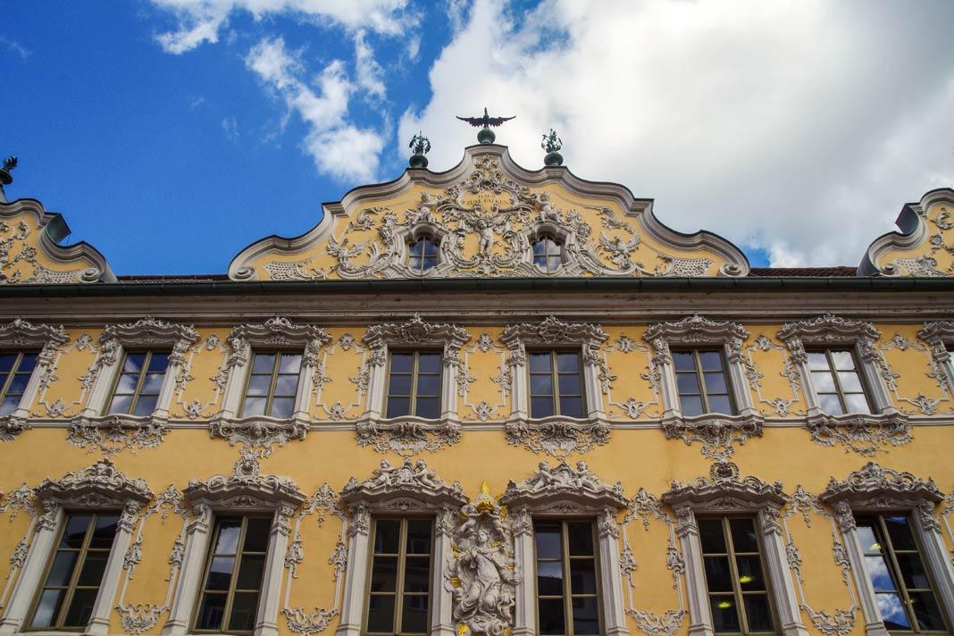 La fachada del Falkenhaus es realmente encantadora