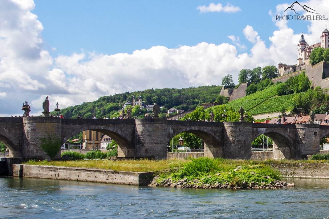 El antiguo puente de Meno en Würzburg es muy bonito