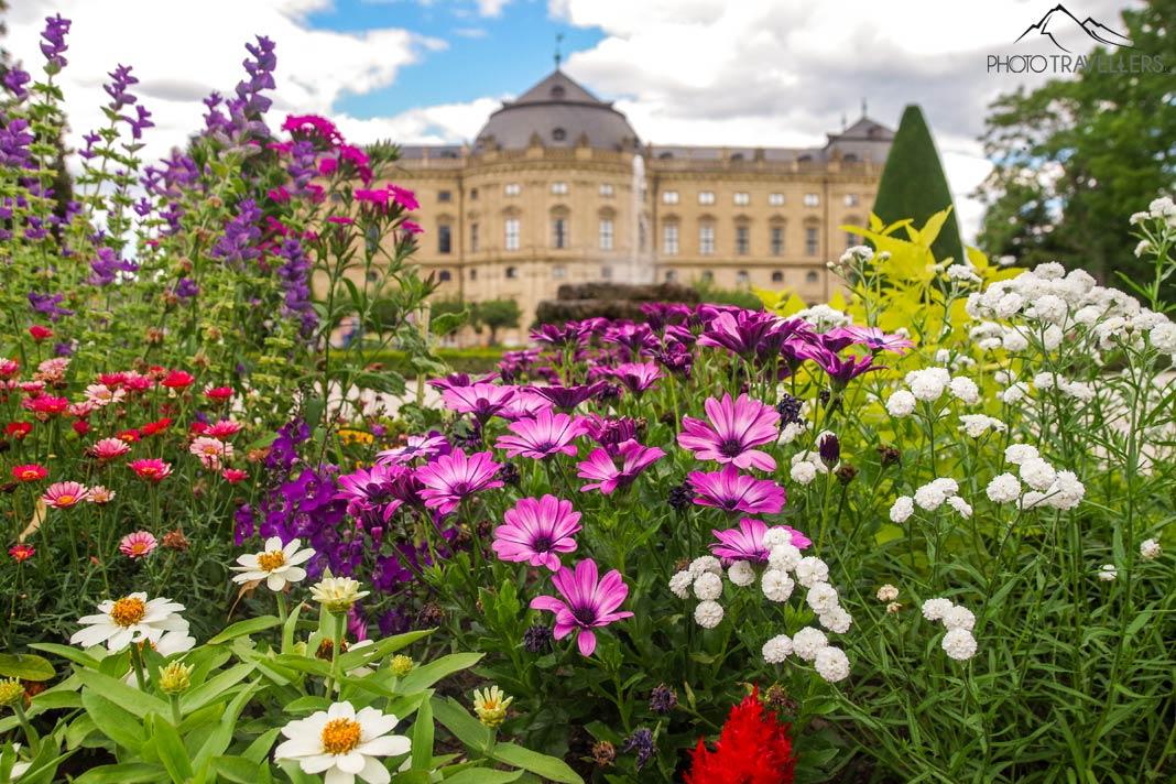 El jardín del palacio de la residencia en Würzburg es una atracción turística