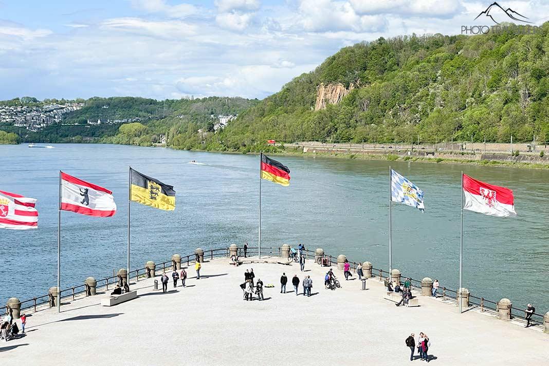 Vue du Deutsche Eck à Koblenz avec les deux fleuves