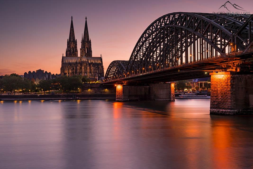 La cathédrale de Cologne avec le pont Hohenzollern à la lumière du crépuscule du soir