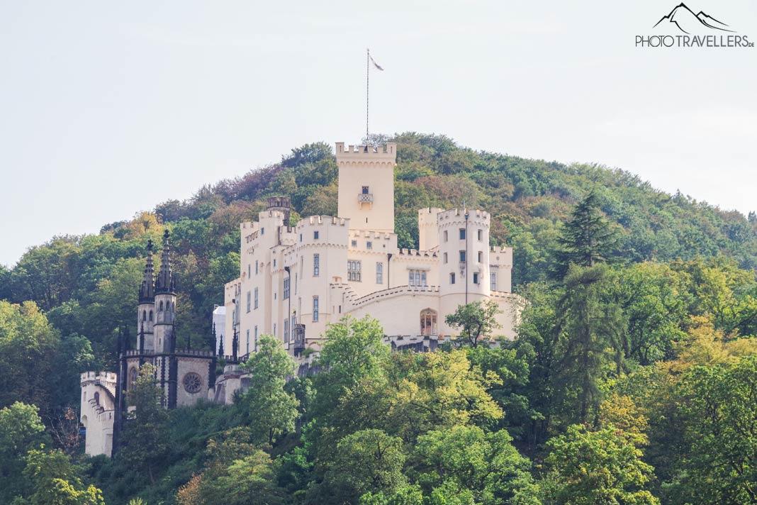 Lors d'une croisière, tu peux admirer le château de Stolzenfels dans toute sa splendeur