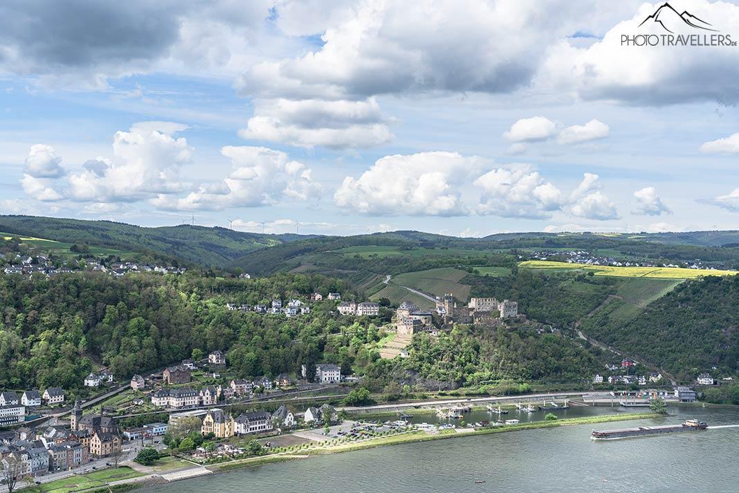 Vue du Dreiburgenblick sur le château de Rheinfels