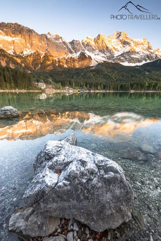 O pôr do sol no Eibsee com vista para o Zugspitze