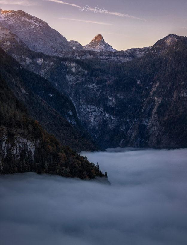 Vista da Rabenwand no Königssee, que está envolto em névoa