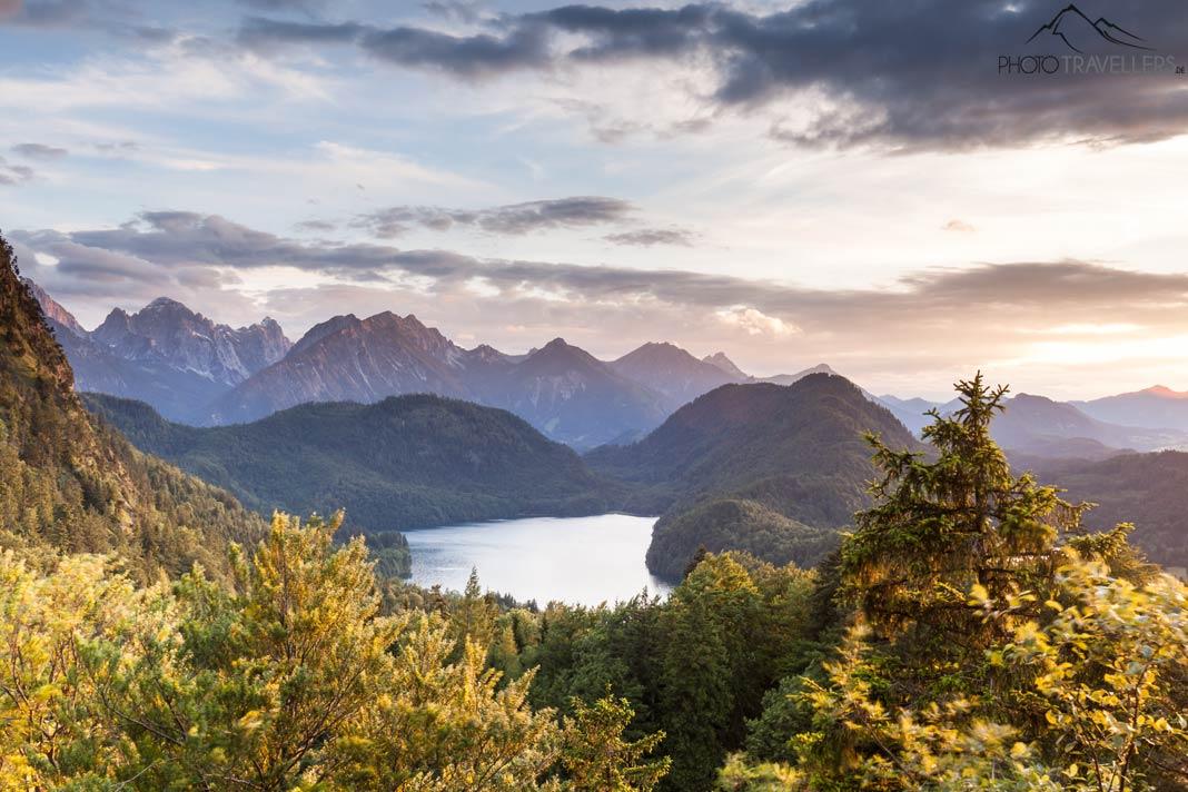 O Alpsee no Allgäu à luz do sol poente