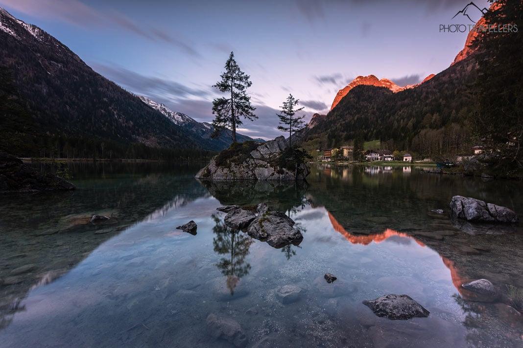 Um nascer do sol no Hintersee na Baviera