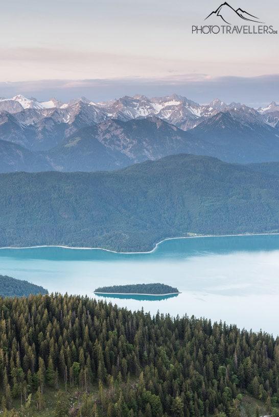 A vista do Jochberg para o Walchensee com os Alpes ao fundo
