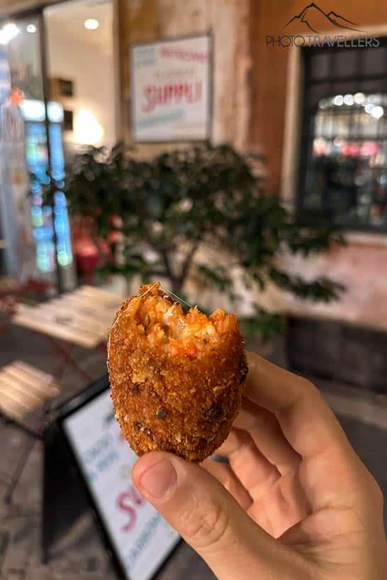 Uma croqueta de arroz recheada de I Supplì dei Coronari em Roma