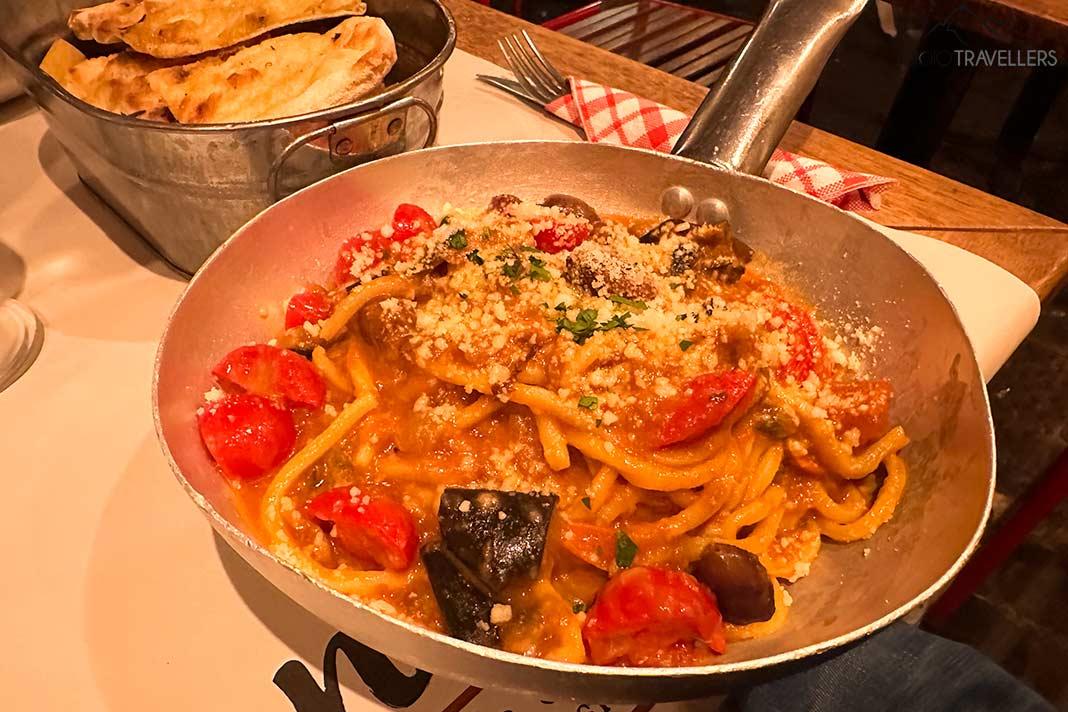 Uma panela de Tonnarello no famoso restaurante Tonnarello Paglia