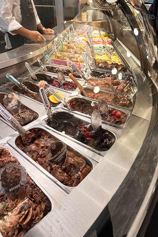 Uma enorme seleção de sabores de sorvete na Gelateria Della Palma em Roma