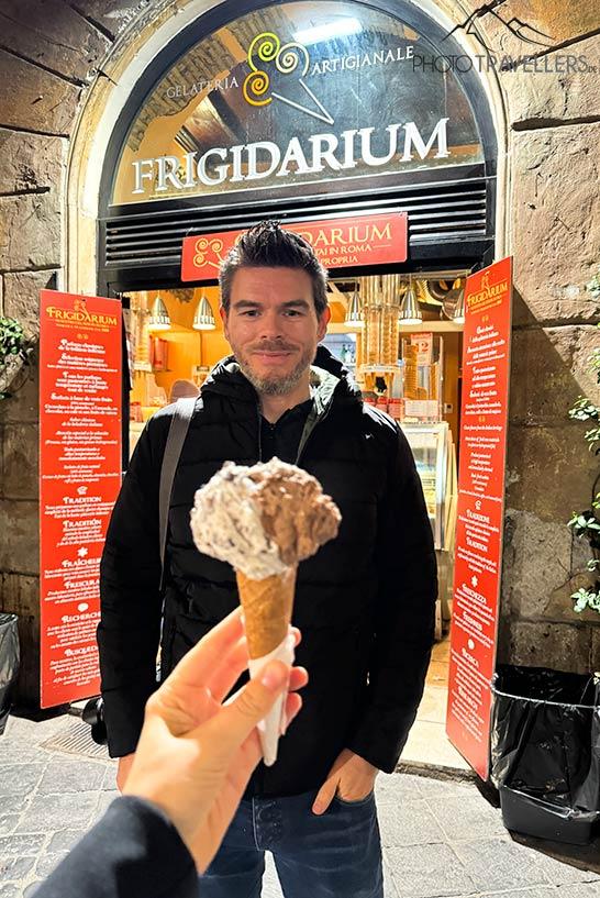 A blogueira de viagens Florian Westermann diante da sorveteria Frigidarium em Roma