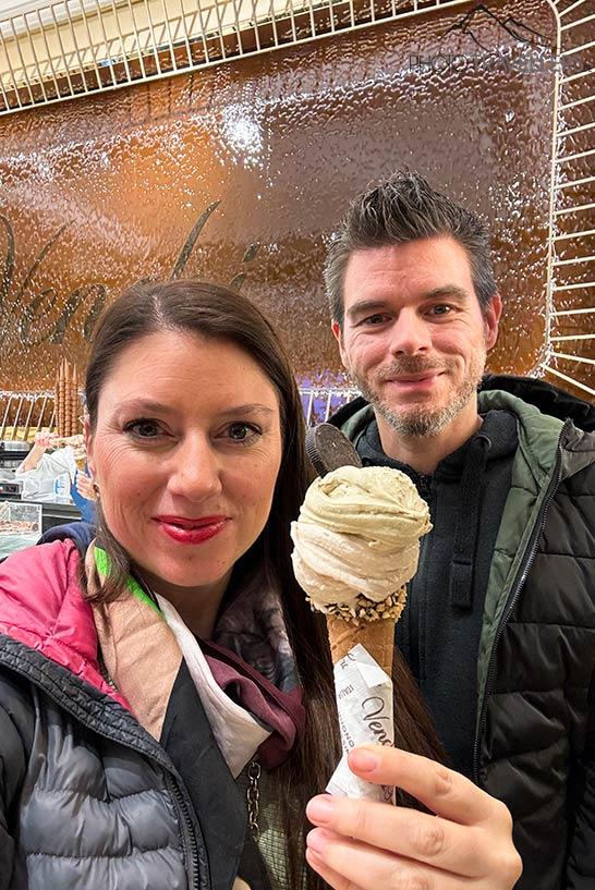 Os blogueiros de viagens Biggi Bauer e Florian Westermann com um sorvete na famosa sorveteria Venchi Cioccolato e Gelato em Roma