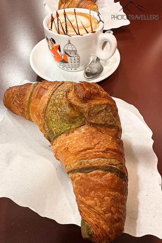 Um Cornetto e um café no Dante's Bar Caffè em Roma