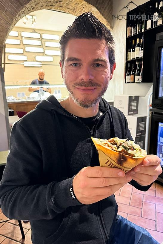 A blogueira de viagens Florian Westermann com um Trapizzino