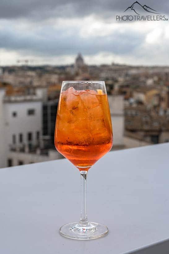 Um Aperol Spritz no restaurante e rooftop MAIO com vista sobre os telhados de Roma