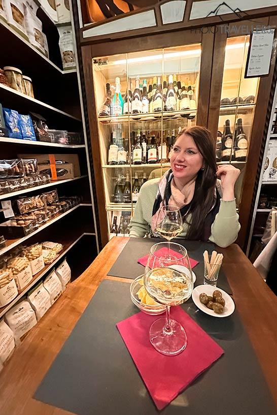 A blogueira de viagens Biggi Bauer no bar de vinhos Il Tino di Vino em Roma