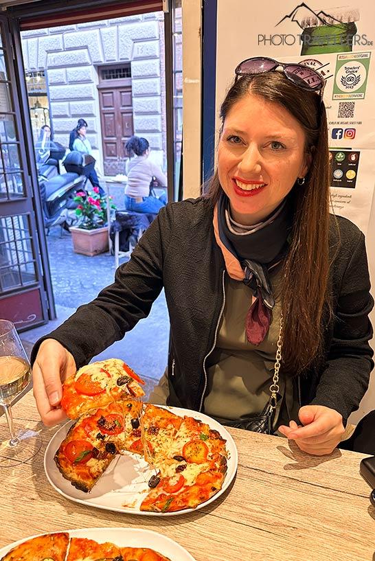 A blogueira de viagens Biggi Bauer com uma Pinsa no restaurante Scialla The Original Street Food em Roma