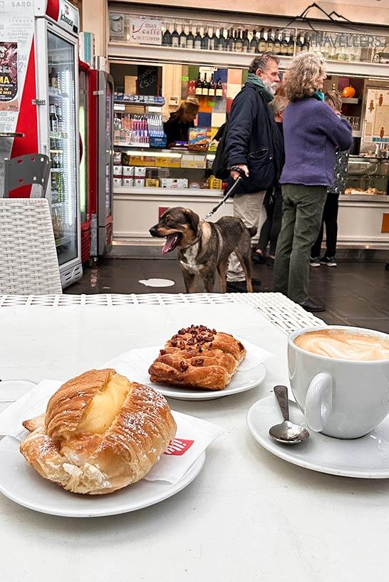 Dois doces e um café no Mercato di Testaccio em Roma