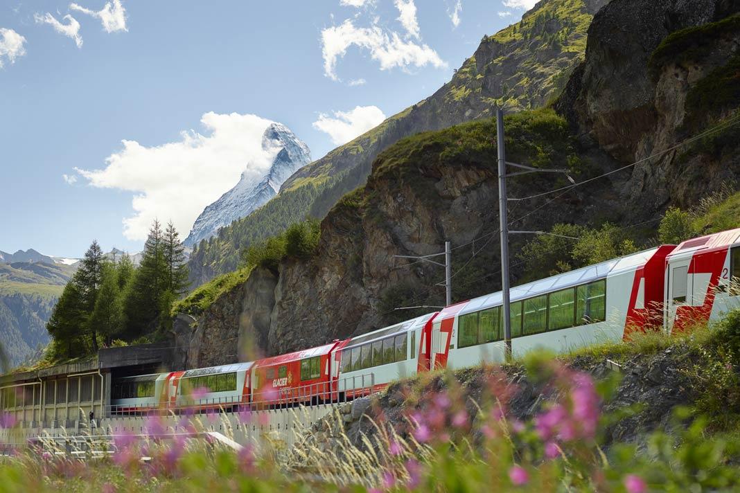 El Glacier Express pasa junto al Matterhorn
