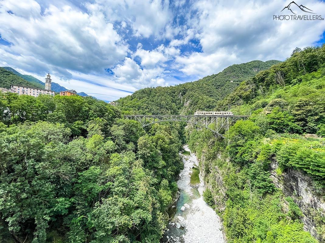 Vista de la Centovallibahn en Ticino