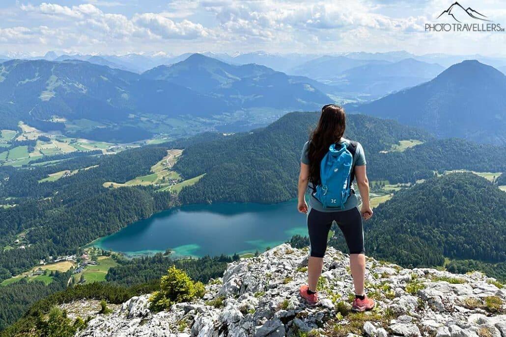 Bloguera de viajes Biggi Bauer en la cima de Zettenkaiser, debajo el lago Hintersteiner