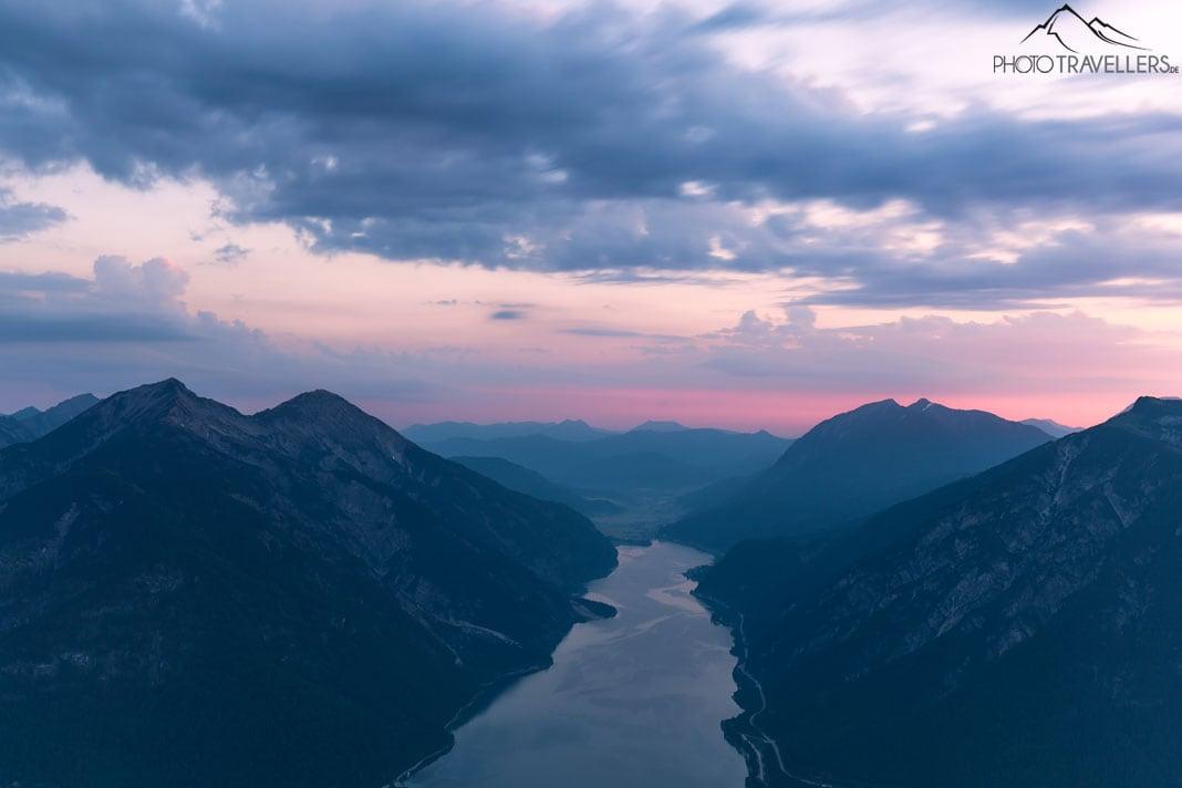 El Achensee en Tirol a la luz de la mañana