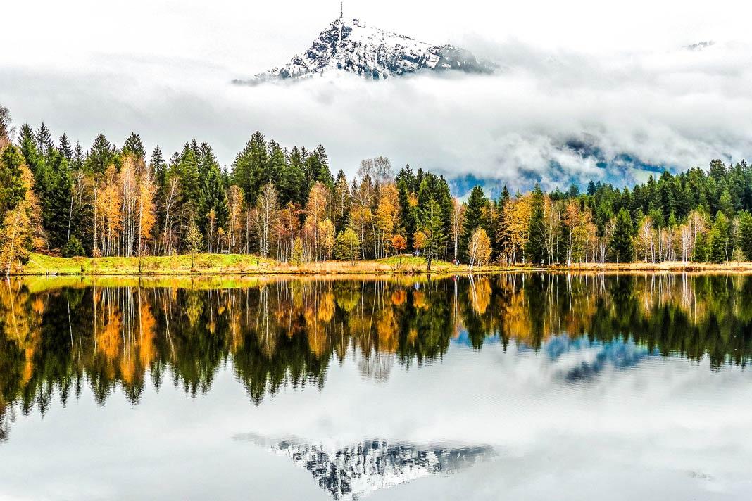 el Kitzbühler Horn reflejado en las aguas del Schwarzsee