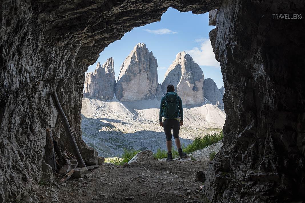 La bloguera de viajes Biggi Bauer mira desde un búnker a las Tres Cimas en los Dolomitas