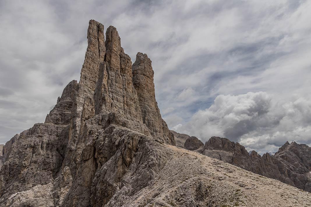Vista de las Torres de Vajolett en los Dolomitas