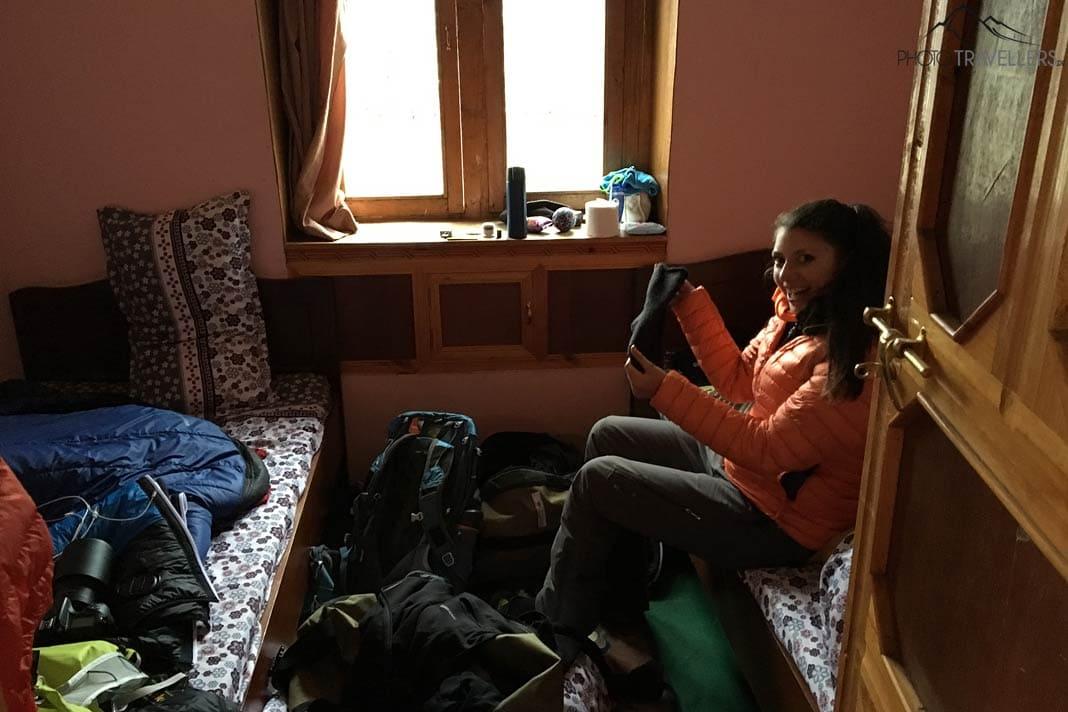 Blogueuse de voyage Biggi Bauer dans une chambre simple d'une lodge au Népal