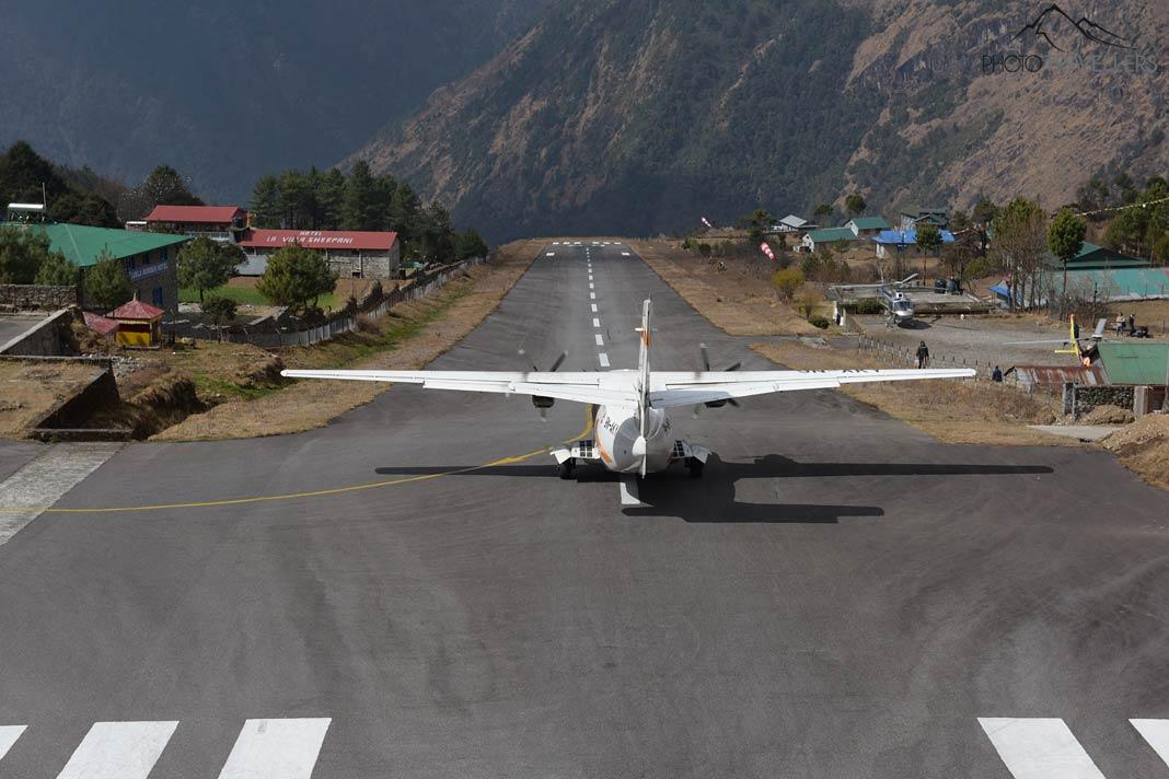 Un avion sur le point de décoller sur la piste à Lukla au Népal
