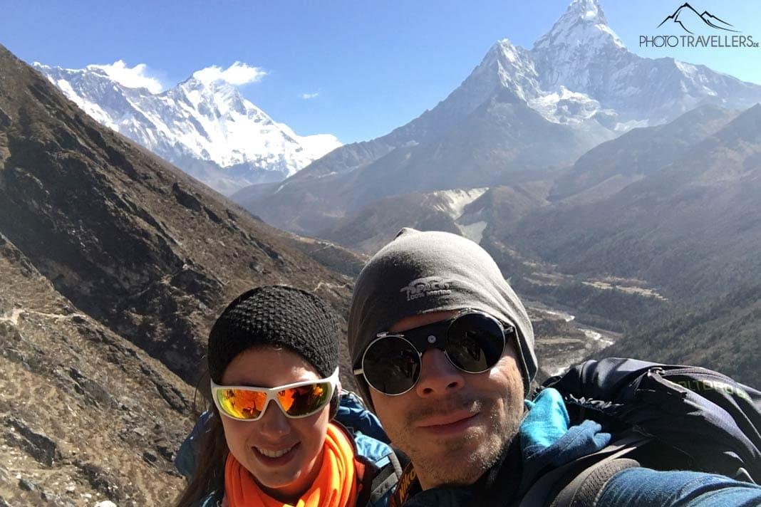 Les blogueurs de voyage Biggi Bauer et Florian Westermann avec des lunettes de soleil devant l'Ama Dablam au Népal