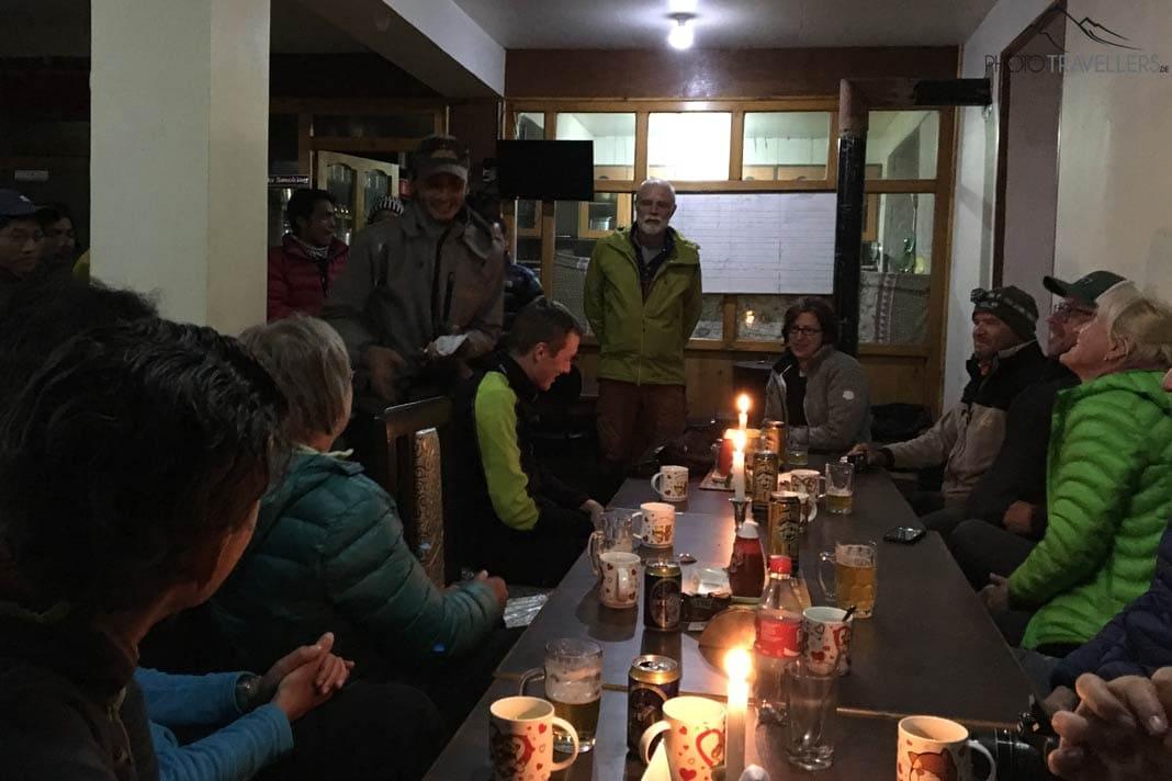 Des randonneurs le soir dans une lodge au Népal