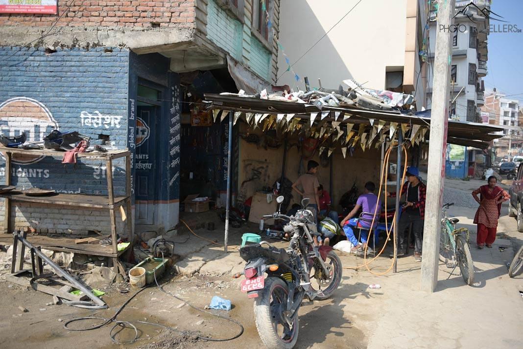 Une moto devant un atelier à Katmandou