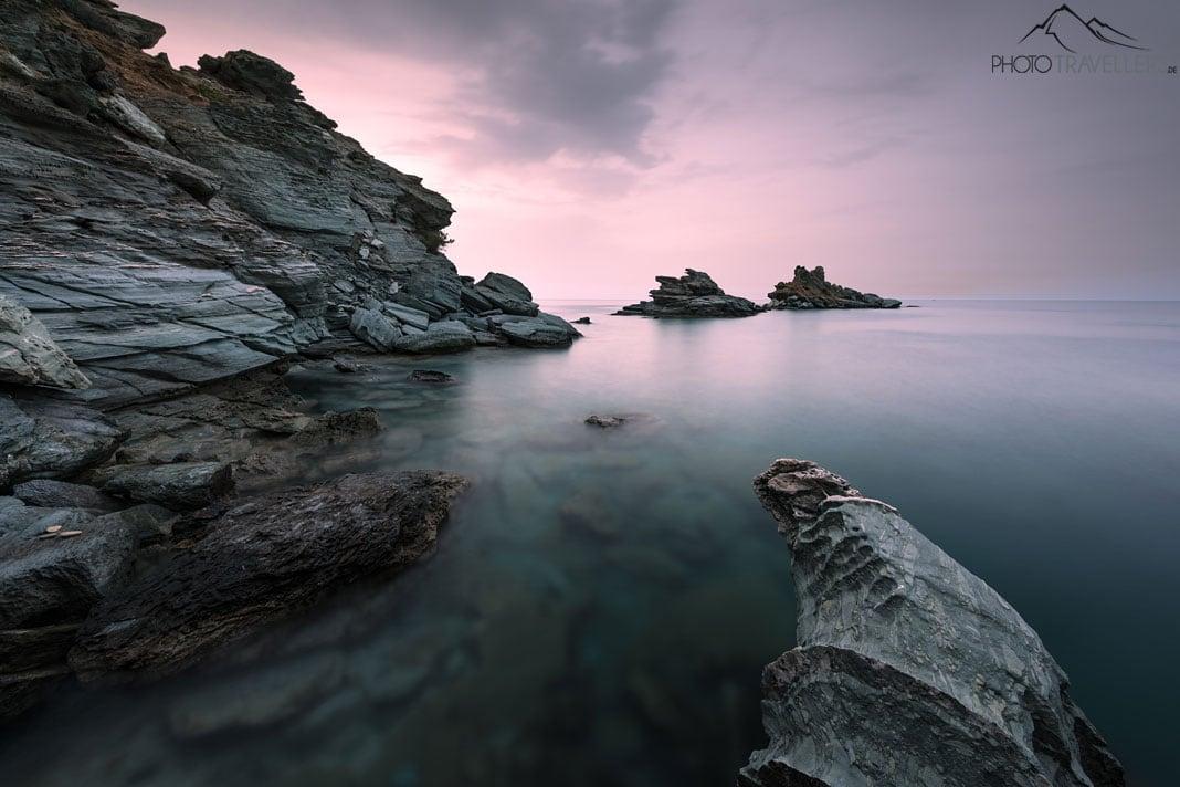 A Praia de Mades em Creta à noite