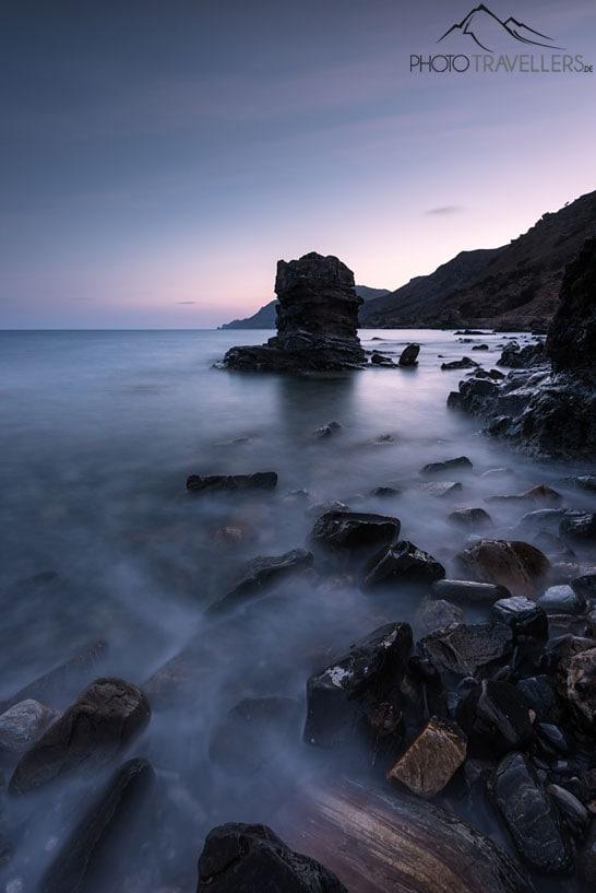 Uma rocha no mar na Praia de Nopigia em Creta