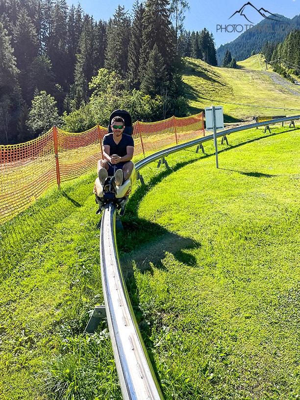 Flo na montanha russa de verão